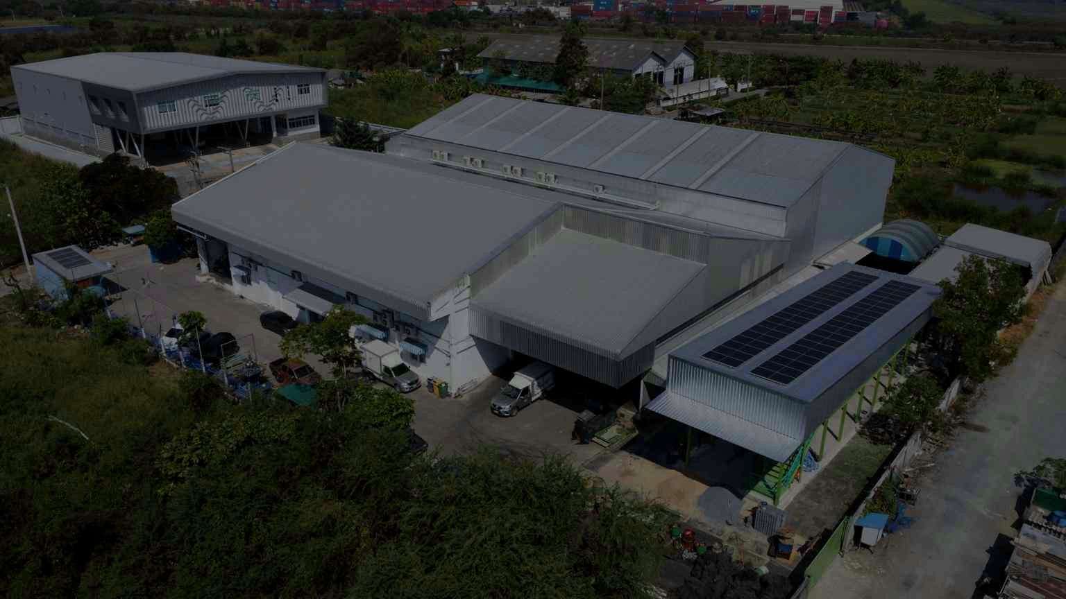 มุมสูงของโรงงาน SHIMIZU Manufacturing ที่ลาดกระบัง พร้อมแผงโซลาร์บนหลังคา